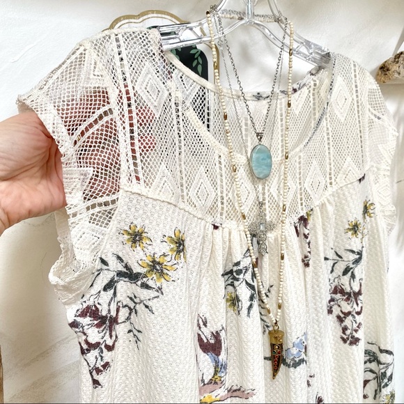 Beautiful BOHO prairie floral blouse w crochet detailing🦋✨ - Picture 6 of 9
